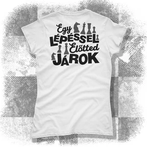 Egy lépéssel előtted járok! feliratú női póló - többféle színben